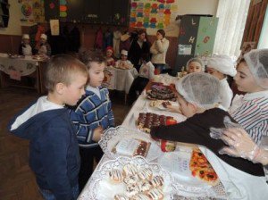 Educație antreprenorială la Școala 11 Botoșani: micii bucătari, tombola cu jucării - VIDEO/FOTO