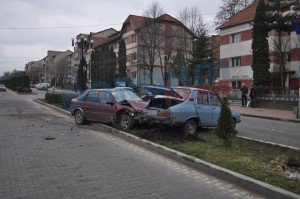 Două mașini avariate serios în urma unui accident produs pe Bulevardul Victoriei din Dorohoi - FOTO