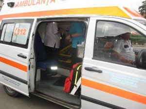 Scandal în ambulanță. Un bărbat băut a făcut „circ” în ambulanța are îl transporta la spital