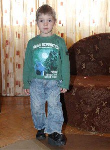 O mână de ajutor pentru un băieţel care are nevoie de o proteză