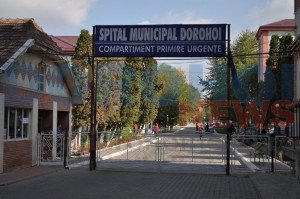 Tânăr ajuns la Spitalul Municipal Dorohoi după ce s-a izbit cu mașina într-un podeţ din beton