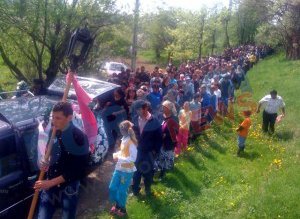 Sute de oameni au condus-o …