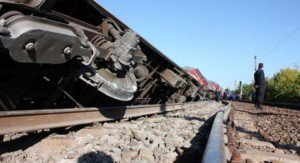Un tren plin cu bușteni a deraiat la Bistrița. Nu au fost înregistrate victime