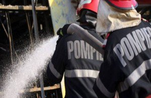 Interventie dificilă a pompierilor dorohoieni pentru stincerea unui incendiu la Suharău