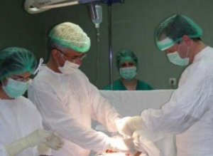 Doi ieşeni îşi lasă bebeluşul …