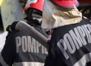 Maşină distrusă parţial într-un incendiu din cauza unui scurtcircuit