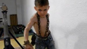 Micul Hercule, antrenament în lanţuri