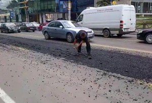 O nouă lovitură marca „Dorel”. De data aceasta a vrut să asfalteze șinele de tramvai