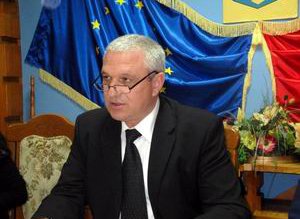 Prefectul judeţului cere ascultarea imnului …