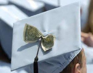 Cresc taxele la universităţi. Vezi ce facultăţi majorează preţurile şi cu cât