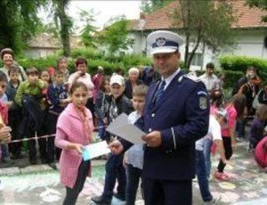 Polițiștii, alături de copiii dorohoieni, pentru a sărbători ziua de 1 iunie - FOTO