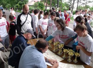 Cros, desene pe asfalt și …