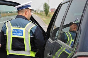Șoferi cercetați  de polițiști după ce au fost depistați în trafic fără a deține permis de conducere sau cu acte false