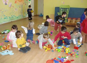 Părinţii îşi pot înscrie copiii …