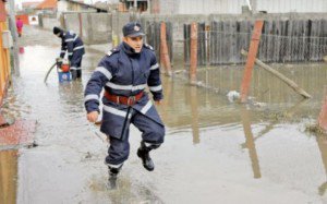 Familie salvată de pompieri din locuinţa inundată