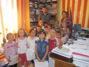 Preşcolari de la Grădiniţa din Dumbrăviţa în vizită la Primăria comunei Ibăneşti - FOTO