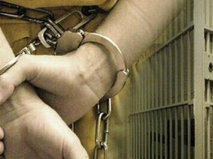 Suspecţi de săvârşirea unor infracţiuni de tâlhărie, identificaţi şi reţinuţi de către poliţişti