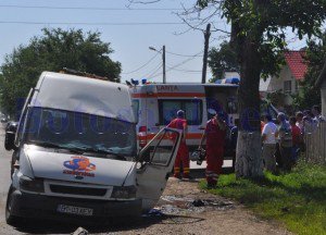 Accident grav la ieșirea din Cătămărăşti spre Dorohoi! O autospecială SMURD s-a ciocnit cu un maxi-taxi