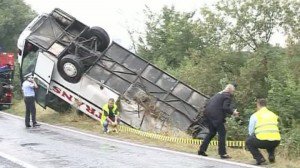 Un autocar cu 25 de navetişti, implicat într-un accident, în Bistriţa