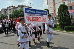 Vezi imagini de la parada portului popular din a doua zi a Festivalului „Mugurelul” Dorohoi 2013 - FOTO
