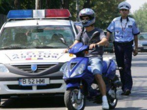 Mopediști depistați în trafic fără a poseda permis de conducere