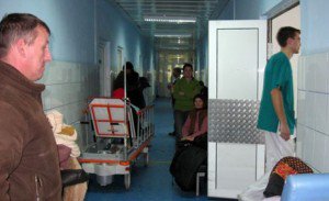 Un bărbat a ajuns la spital după ce a condus sub influenţa alcoolului și s-a proptit cu mașina într-un stâlp