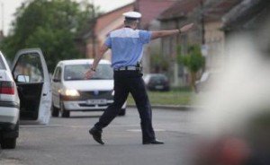 Şofer în cătuşe, după ce a refuzat să oprească la semnalul poliţiştilor. Vezi detalii!