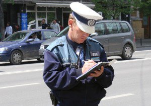 Zeci de infracțiuni și sute de abateri contravenționale constatate de polițiști weekend-ul trecut