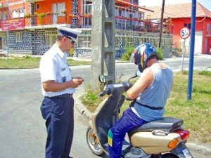 Bărbat cercetat de polițiști pentru conducerea unui moped fără permis