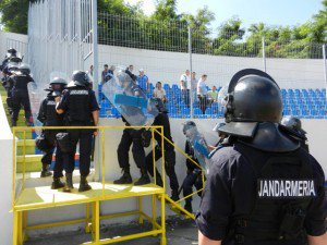 Exercițiu de evacuare a unei galerii de pe Stadionul Municipal Botoșani efectuat de jandarmi 
