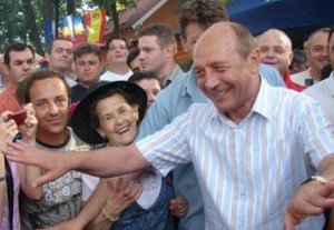 Traian Băsescu, baie de mulţime …