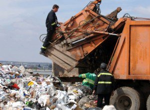 Amenințați cu sancțiuni pentru refuzul de încheiere a contractelor privind ridicarea gunoiului