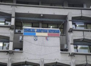 Doi candidați s-au retras din …