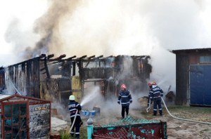 Femeie cercetată pentru distrugere prin incendiere după ce a dat foc unei magazii