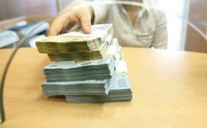 Angajată Provident din Botoșani, bănuită că a încasat 46.000 de lei din contracte false