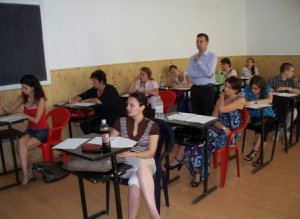 Peste 800 de candidați la …