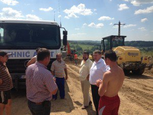 Vizită de lucru a președintelui CJ la lucrările de asfaltare de pe traseul Dorohoi-Racovăţ - FOTO