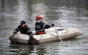 Tragic! Trupul neînsufleţit al unui tânăr înecat în Siret, recuperat de pompieri