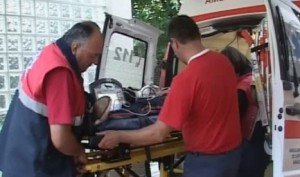 Bărbat ajuns la spital după ce a căzut de la o înălţime de trei metri