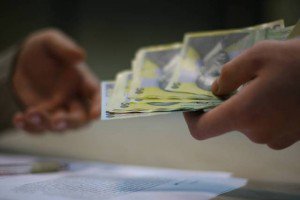 Schimbare adusă de Guvern privind salarizarea: Angajaţii din companiile de stat, plătiţi după productivitate, iar funcţionarii, după performanţă