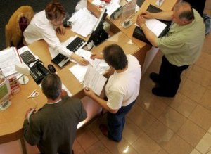 Cum îşi bat joc băncile …