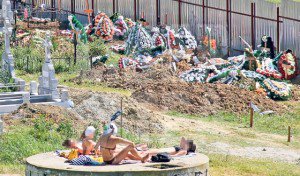 MACABRU. Plajă în cimitir. Tinerele …