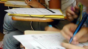 Elev eliminat din examenul de Bacalaureat pentru că a fost prins cu telefonul mobil