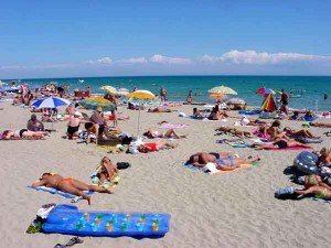 Au plătit vacanţa, dar au dormit pe plajă: Cum au fost înşelaţi sute de turişti români