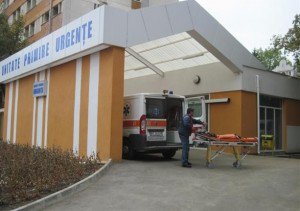 Bărbat ajuns de urgență la spital după ce a fost lovit cu un topor în cap