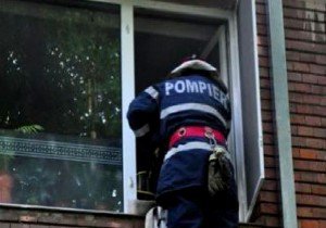 Două persoane blocate într-un apartament, salvate de pompieri