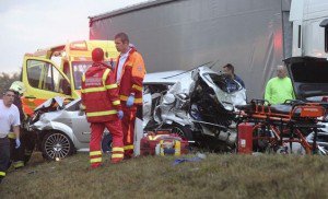 Accident grav în Ungaria: Trei români au murit şi 18 au fost răniţi. Nicolăescu: O aeronava militară va decola spre Budapesta cu o echipă medicală