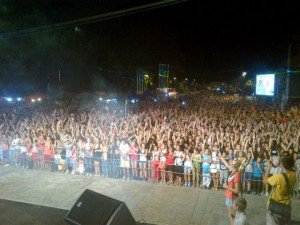 Mii de botoșăneni au participat la concertul extraordinar susținut sâmbătă seară de Trupa Voltaj și Corina 