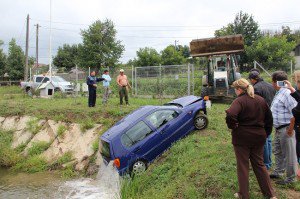 O şoferiţă în vârstă de 23 de ani a ajuns, miercuri dimineață, cu maşina într-un iaz