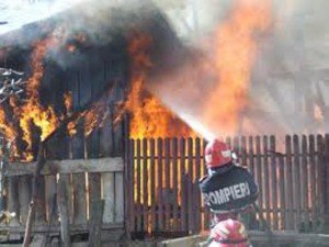 Un foc scăpat de sub control a mistuit o casă nelocuită